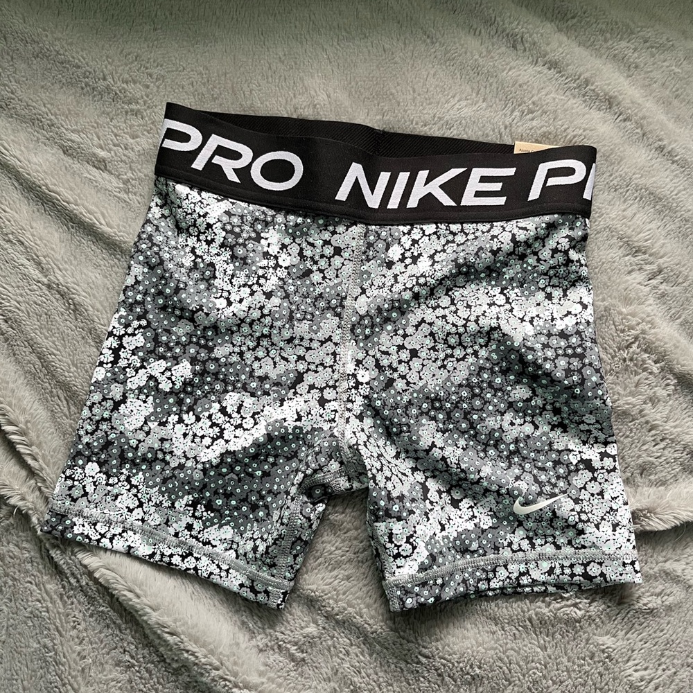 Nike Pro Shorts 4”